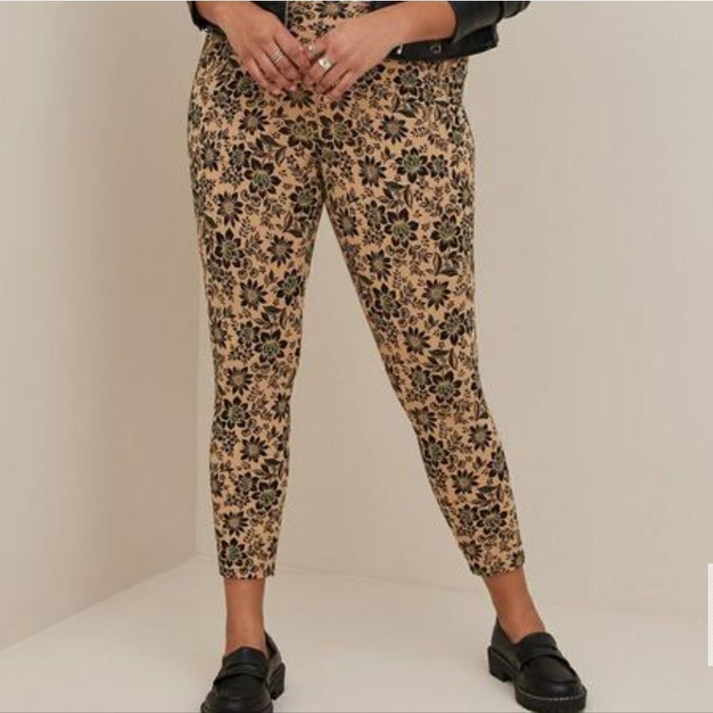 Torrid Crop Signature Waist Pocket Premium Legging New